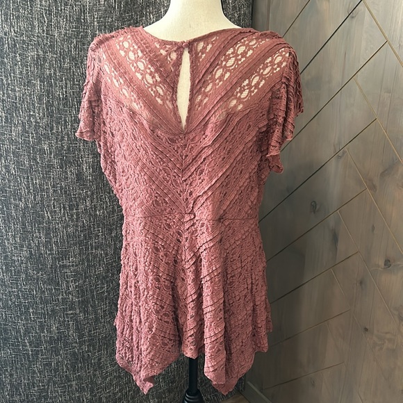 Never worn torrid mauve lace short sleeve top - Picture 2 of 4